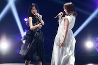 「心のモノローグ」を歌う寺田蘭世と鈴木絢音。