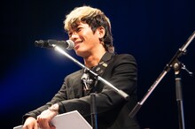 あきらかにあきら（B, Cho）（撮影：ハタサトシ）