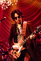 TAKURO（G）（撮影：岡田裕介）