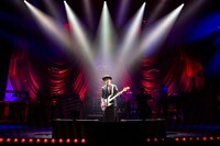 「SHUTTER SPEEDSのテーマ」を歌うJIRO（B）。（撮影：岡田裕介）