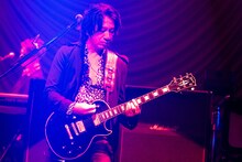 TAKURO（G）（撮影：岡田裕介）