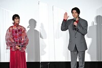 浜辺美波（左）と高杉真宙（右）。