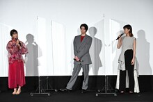 左から浜辺美波、高杉真宙、森川葵。