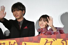 藤井流星（左）と浜辺美波（右）。