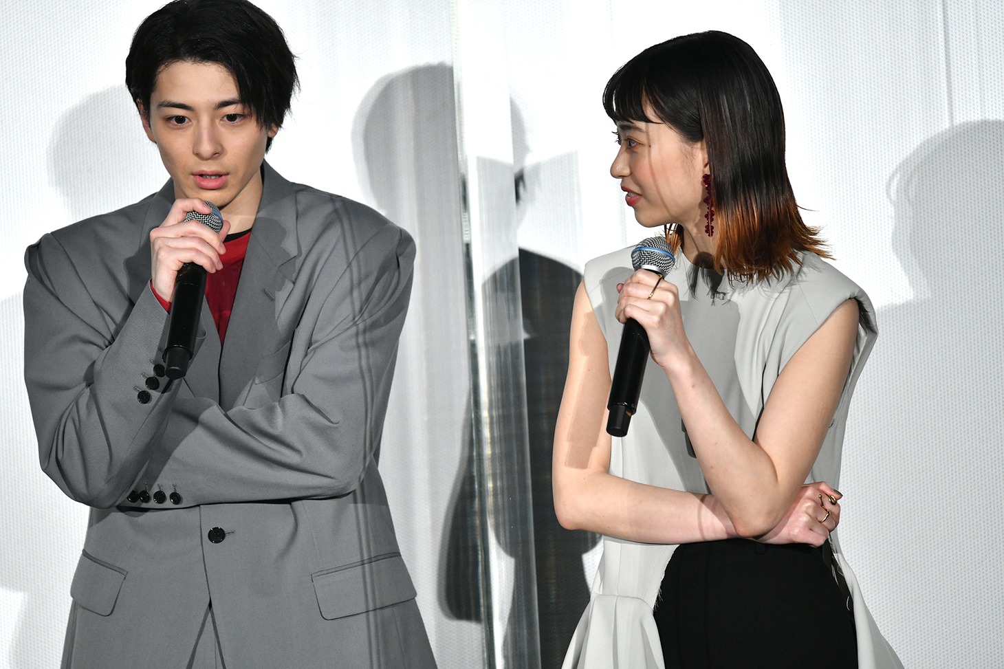 相談する高杉真宙（左）と森川葵（右）。