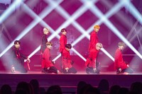「A.I.M（Alive In My Imagination）」を披露したチーム。