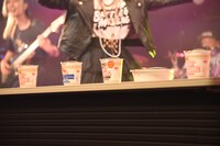 ライブ中に振る舞われた日清のカップヌードル。