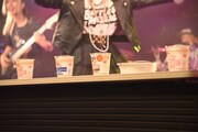 ライブ中に振る舞われた日清のカップヌードル。