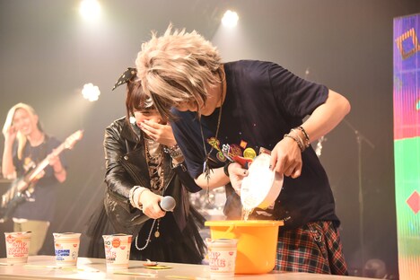 演奏中に湯切りを始めるKATSU(G, Key)。