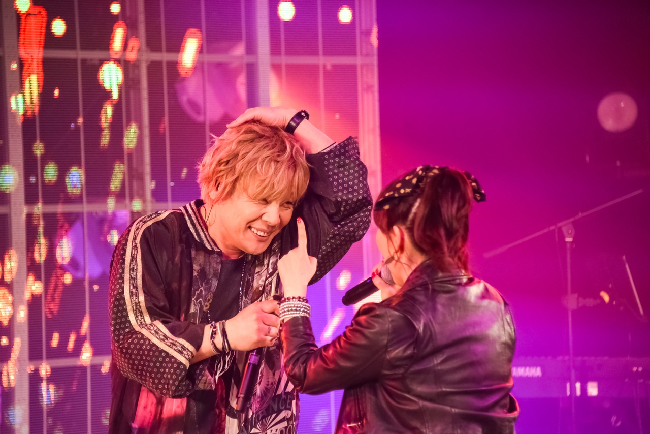左から遠藤正明、atsuko（Vo）。