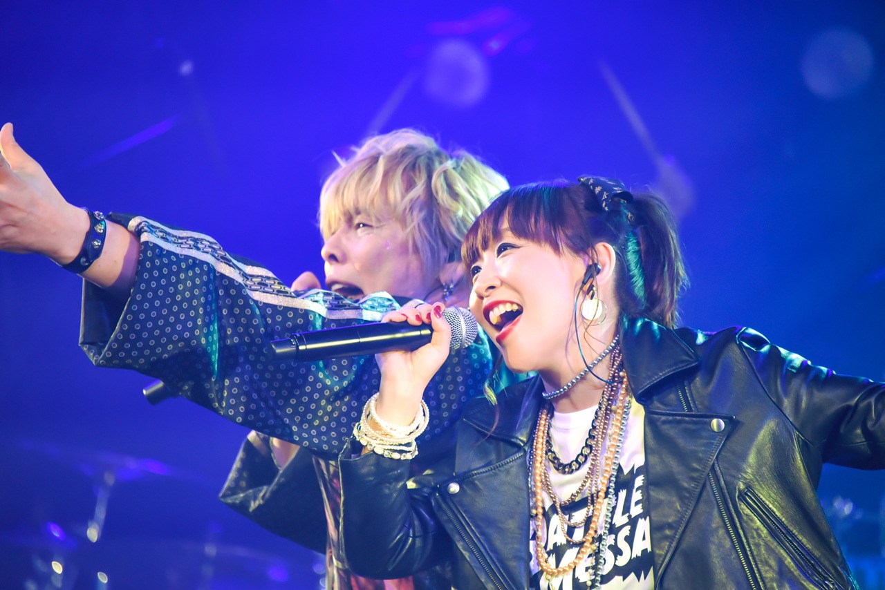 左から遠藤正明、atsuko（Vo）。