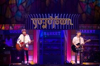 ゆず「YUZU ONLINE LIVE 2021 YUZUTOWN / ALWAYS YUZUTOWN Supported by 日本生命」初日公演の様子。（撮影：太田好治）