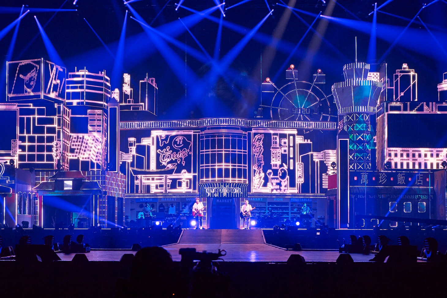 ゆず「YUZU ONLINE LIVE 2021 YUZUTOWN / ALWAYS YUZUTOWN Supported by 日本生命」初日公演の様子。（撮影：太田好治）