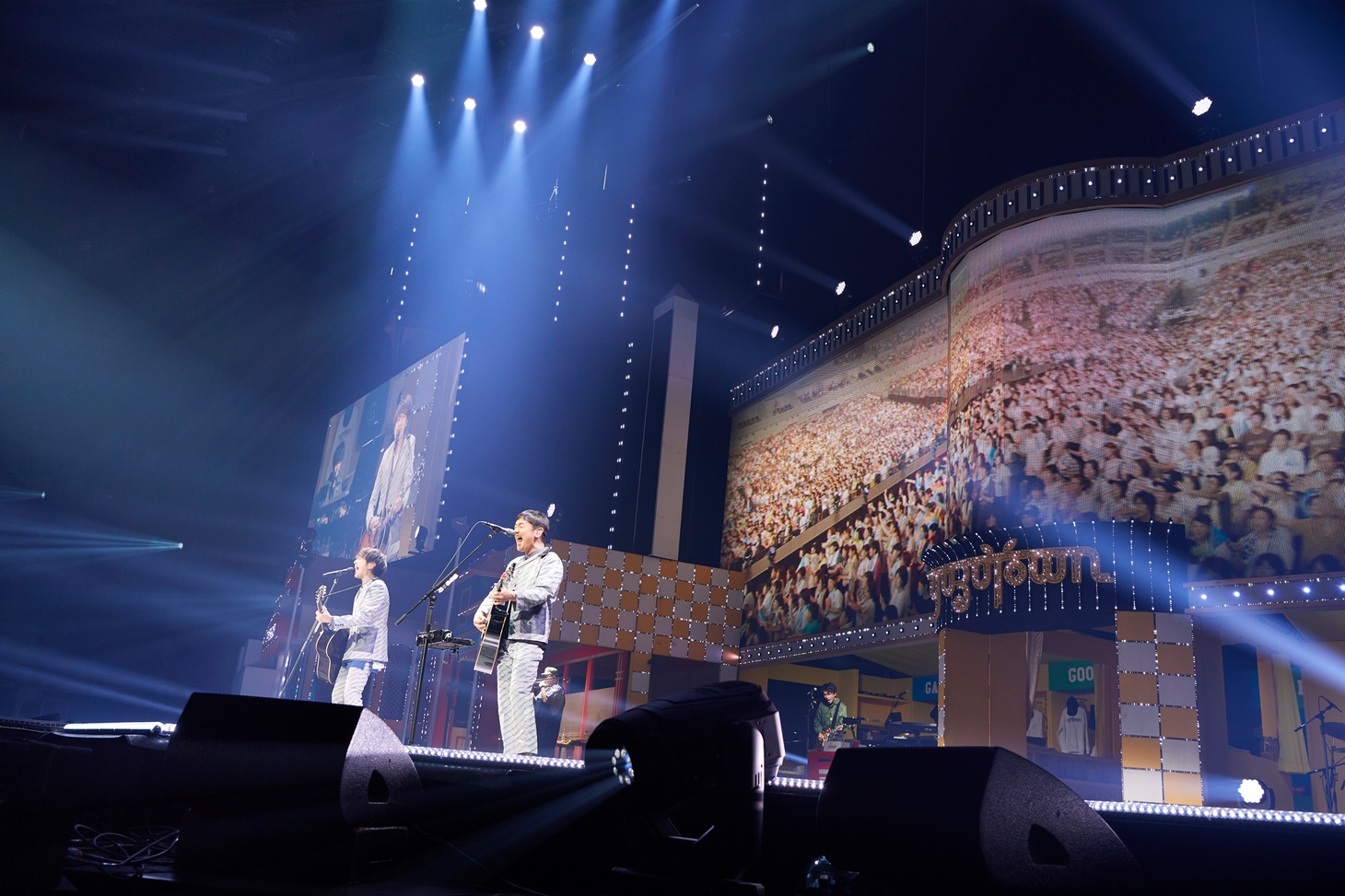 ゆず「YUZU ONLINE LIVE 2021 YUZUTOWN / ALWAYS YUZUTOWN Supported by 日本生命」初日公演の様子。（撮影：太田好治）