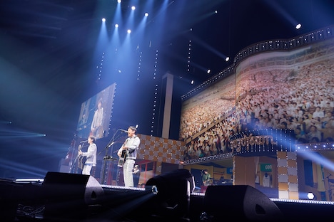 ゆず「YUZU ONLINE LIVE 2021 YUZUTOWN / ALWAYS YUZUTOWN Supported by 日本生命」初日公演の様子。（撮影：太田好治）