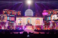 ゆず「YUZU ONLINE LIVE 2021 YUZUTOWN / ALWAYS YUZUTOWN Supported by 日本生命」初日公演の様子。（撮影：太田好治）