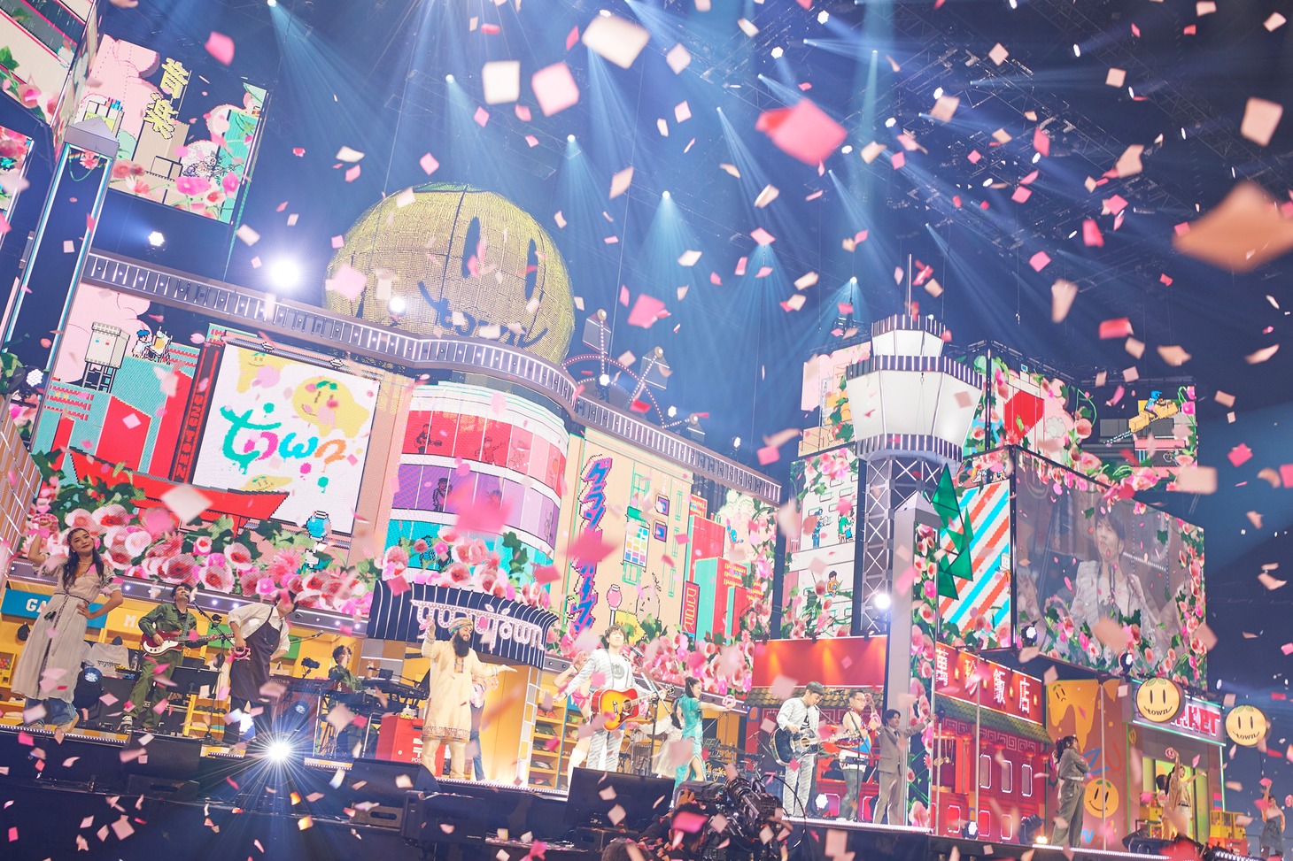 ゆず「YUZU ONLINE LIVE 2021 YUZUTOWN / ALWAYS YUZUTOWN Supported by 日本生命」初日公演の様子。（撮影：太田好治）