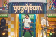 ゆず「YUZU ONLINE LIVE 2021 YUZUTOWN / ALWAYS YUZUTOWN Supported by 日本生命」初日公演の様子。（撮影：立脇卓）