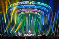 人気画像5位は「L'Arc-en-Ciel、30周年幕開けライブでファンに感謝『ツンデレなバンドに付いてきてくれてありがとう』」より、「30th L'Anniversary Starting Live "L'APPY BIRTHDAY!"」5月29日公演の様子。