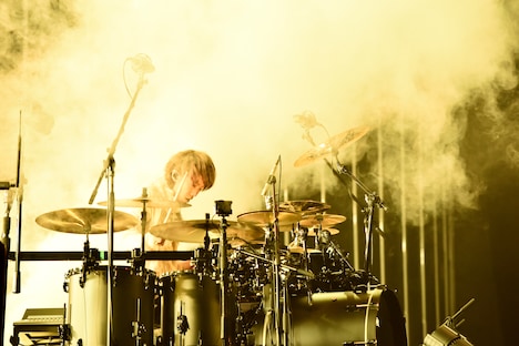 「30th L'Anniversary Starting Live "L'APPY BIRTHDAY!"」5月29日公演のyukihiro(Dr)。