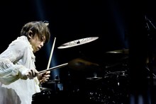 「30th L'Anniversary Starting Live "L'APPY BIRTHDAY!"」5月29日公演のyukihiro（Dr）。