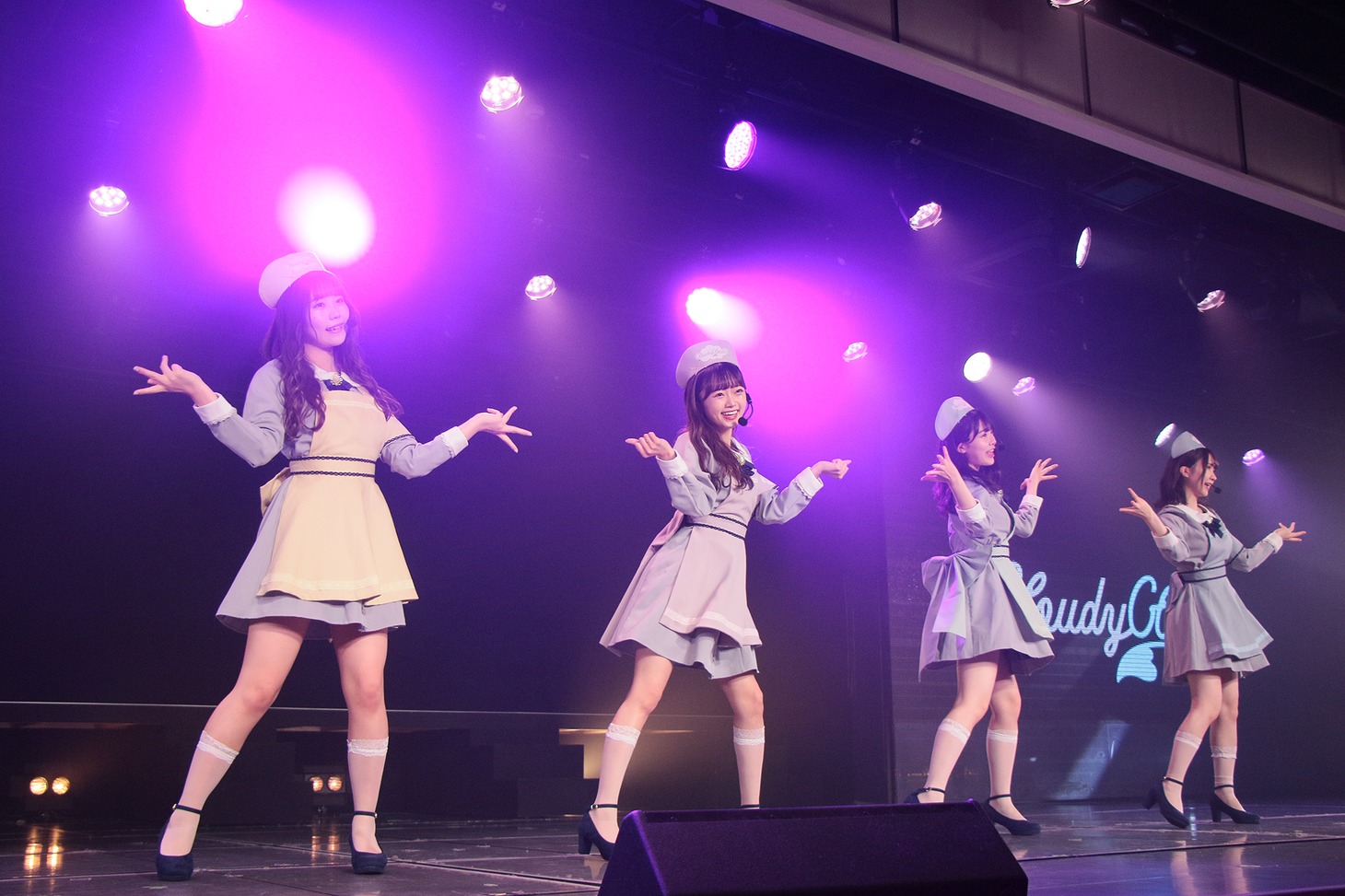 CloudyCloudyによる初パフォーマンスの様子。(c)Flora