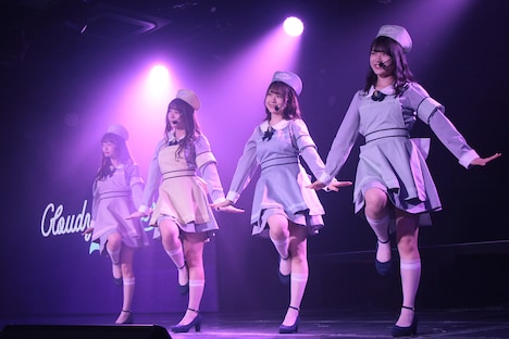 CloudyCloudyによる初パフォーマンスの様子。(c)Flora