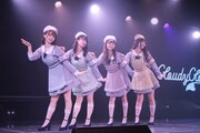 CloudyCloudyによる初パフォーマンスの様子。(c)Flora