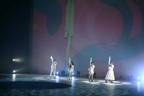 Maison book girl「Solitude HOTEL」より、「闇色の朝」披露中の様子。(撮影:稲垣謙一)