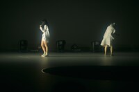 「non Fiction」披露中の和田輪（左）。（撮影：稲垣謙一）