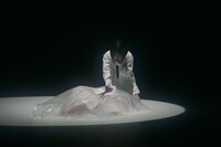 「non Fiction」披露中の矢川葵（中央）。（撮影：稲垣謙一）