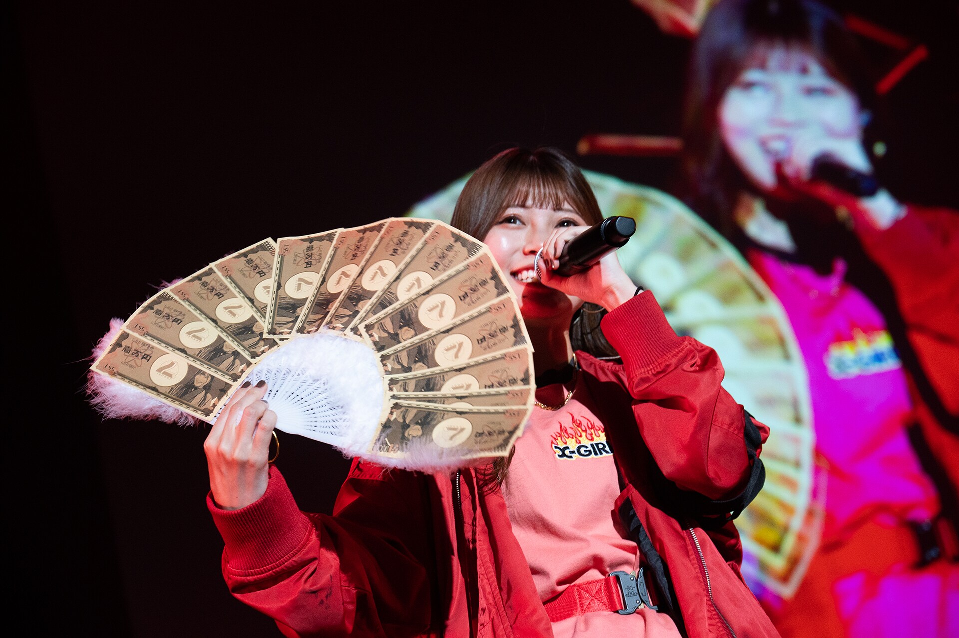 次の一万円札」の札束扇子を仰ぐhinako。 [画像ギャラリー 4/70
