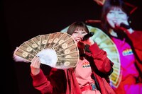 「次の一万円札」の札束扇子を仰ぐhinako。