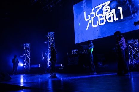 「しってる/しらない」パフォーマンス時の様子。