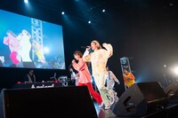 「YABAINATSU」でステージを走り回るlyrical school。