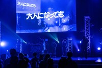 「大人になっても」パフォーマンス時の様子。