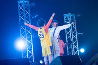 「LAST DANCE」でのrisano（左）とyuu（右）。