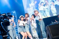 カメラに集まるlyrical school。