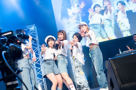 カメラに集まるlyrical school。