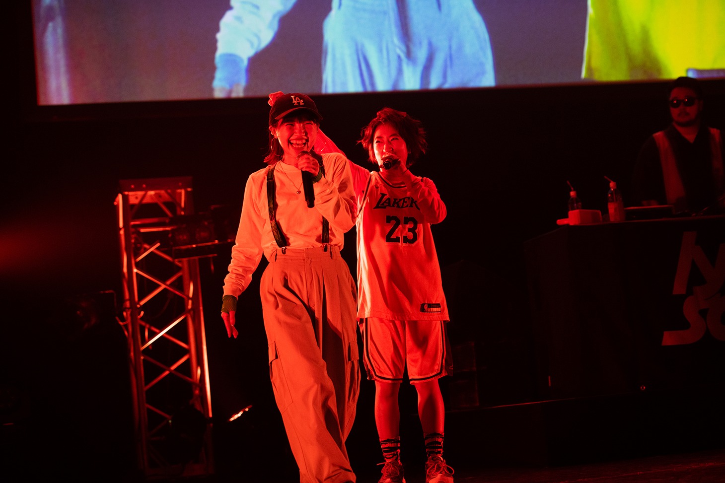 「High5」でyuu（左）にスパイスを振りかけるrisano（右）。