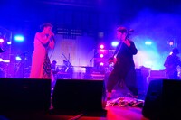 左から上妻宏光、南里沙。