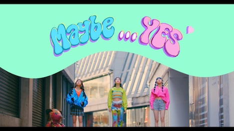 iScream「Maybe...YES」ミュージックビデオより。