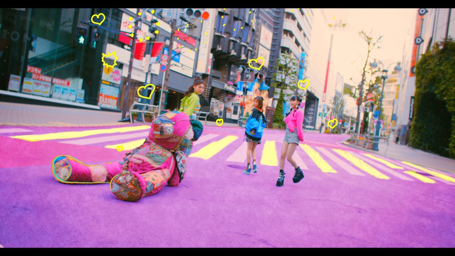iScream「Maybe...YES」ミュージックビデオより。