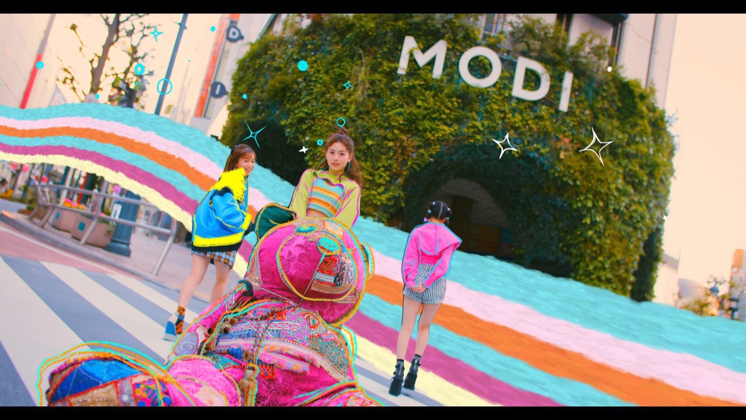iScream「Maybe...YES」ミュージックビデオより。