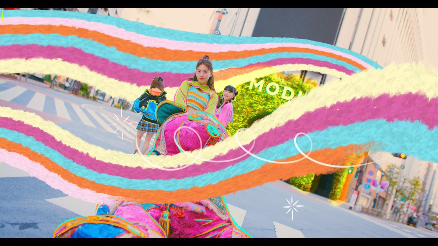 iScream「Maybe...YES」ミュージックビデオより。