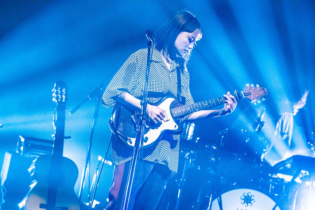 iri、バンドメンバーと駆け抜けたツアー東京公演で新曲披露「自分を奮い立たせて今を抜けきりたい」