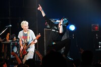 左から清水泰次（B）、増子直純（Vo）。