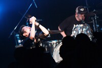 左から増子直純（Vo）、坂詰克彦（Dr）。