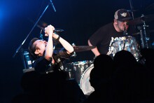 左から増子直純（Vo）、坂詰克彦（Dr）。