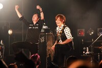 左から増子直純（Vo）、上原子友康（G）。